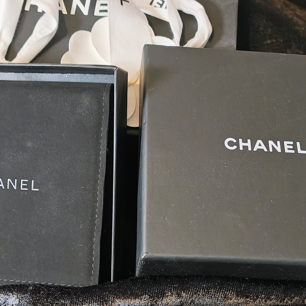 Elegant Chanel Pearl and Crystal Bracelet With Box And Gift Bag - Picture 4 of 12